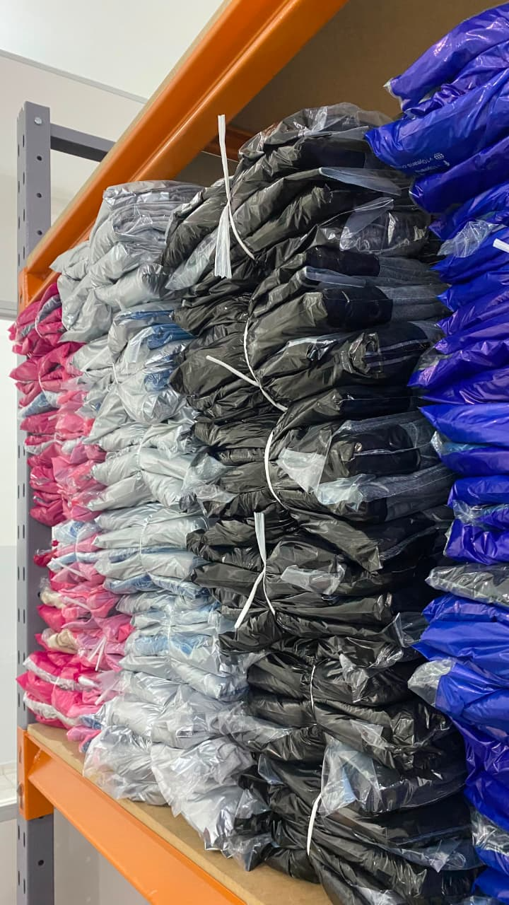 Estoque organizado com peças jeans embaladas prontas para envio