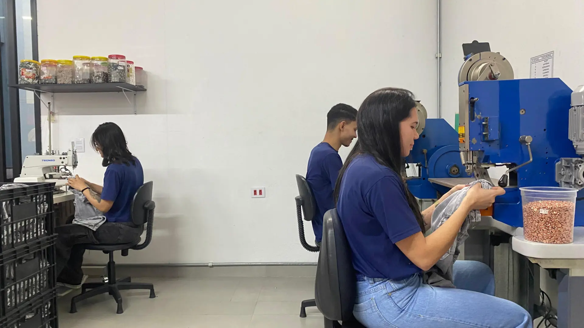 Colaboradores da V10 Jeans trabalhando na linha de produção da fábrica em Suzano/SP