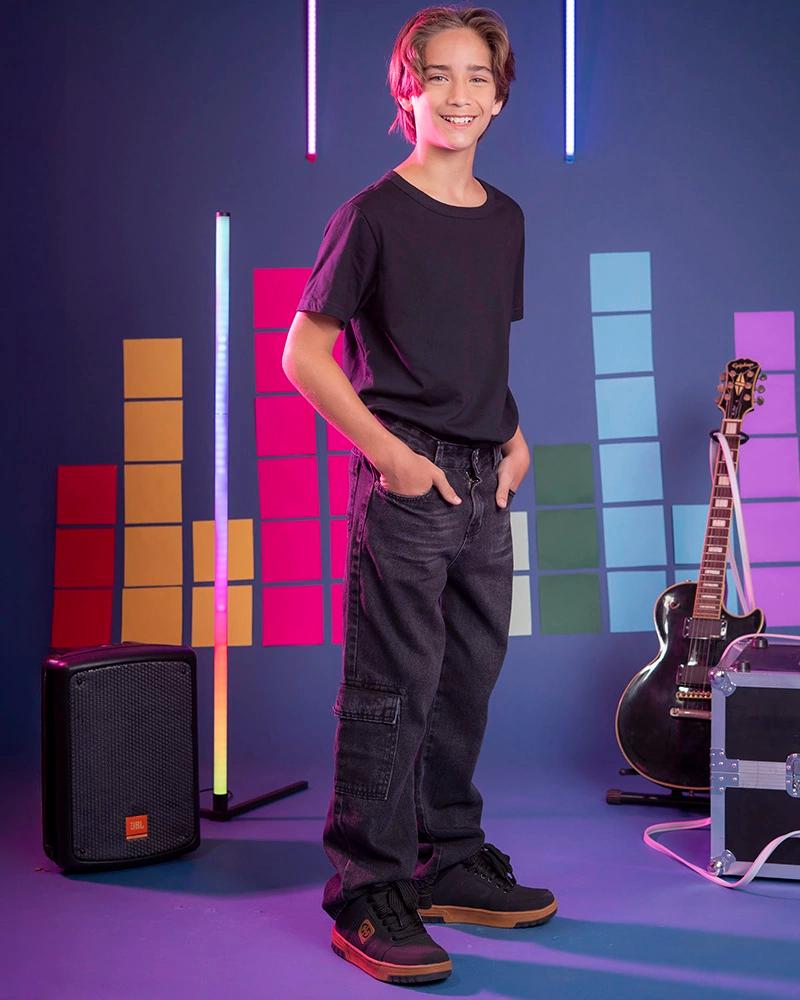 Modelo masculino infantojuvenil com calça jeans de modelagem reta